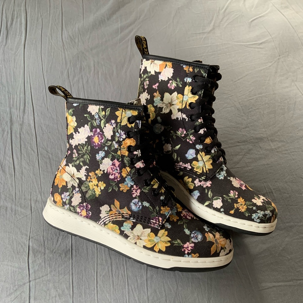 NEW Dr. Martens Darcy Black Floral Newton Leather Hi-Top Boots Size 10 - Picture 2 of 12